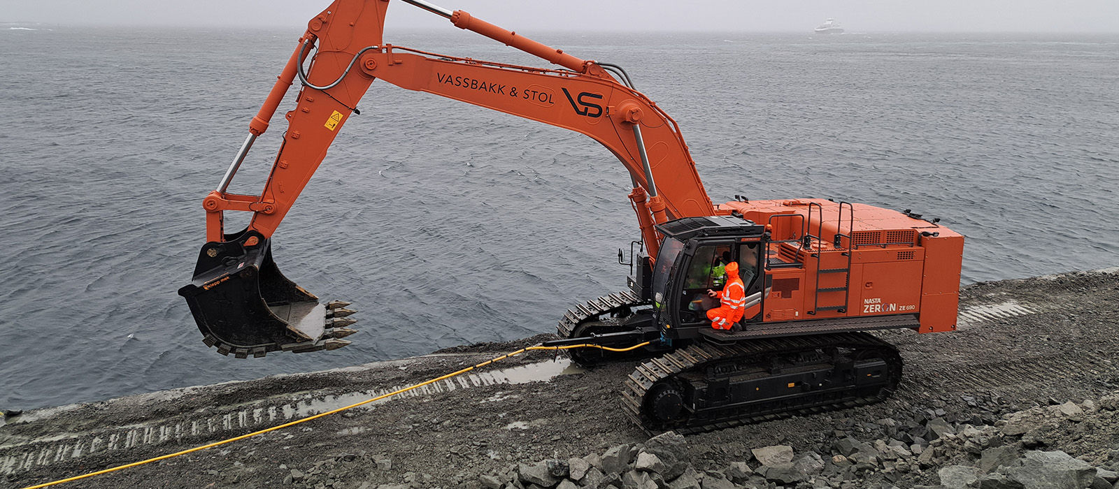 ベルエポ Large Hitachi electric excavator excels on demanding waterfront